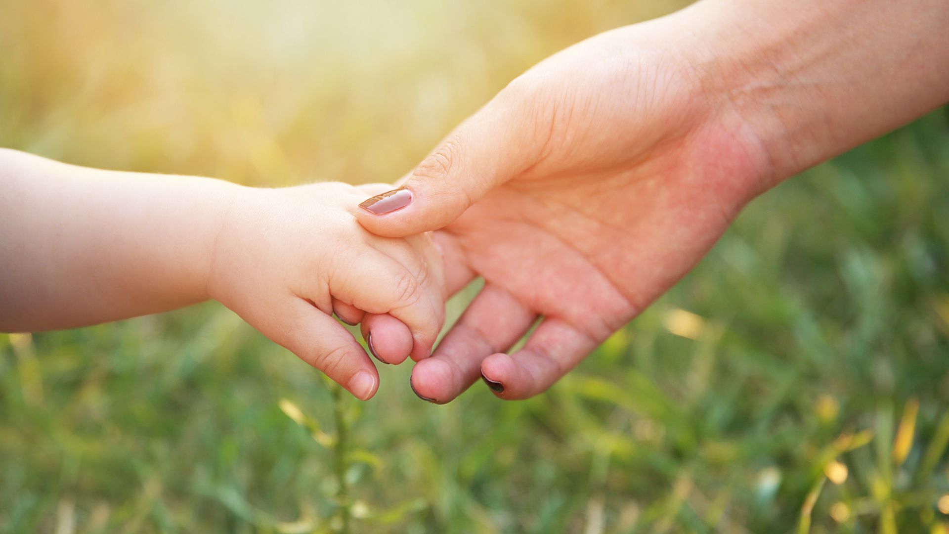 M&atilde;e dando a m&atilde;o para filha
