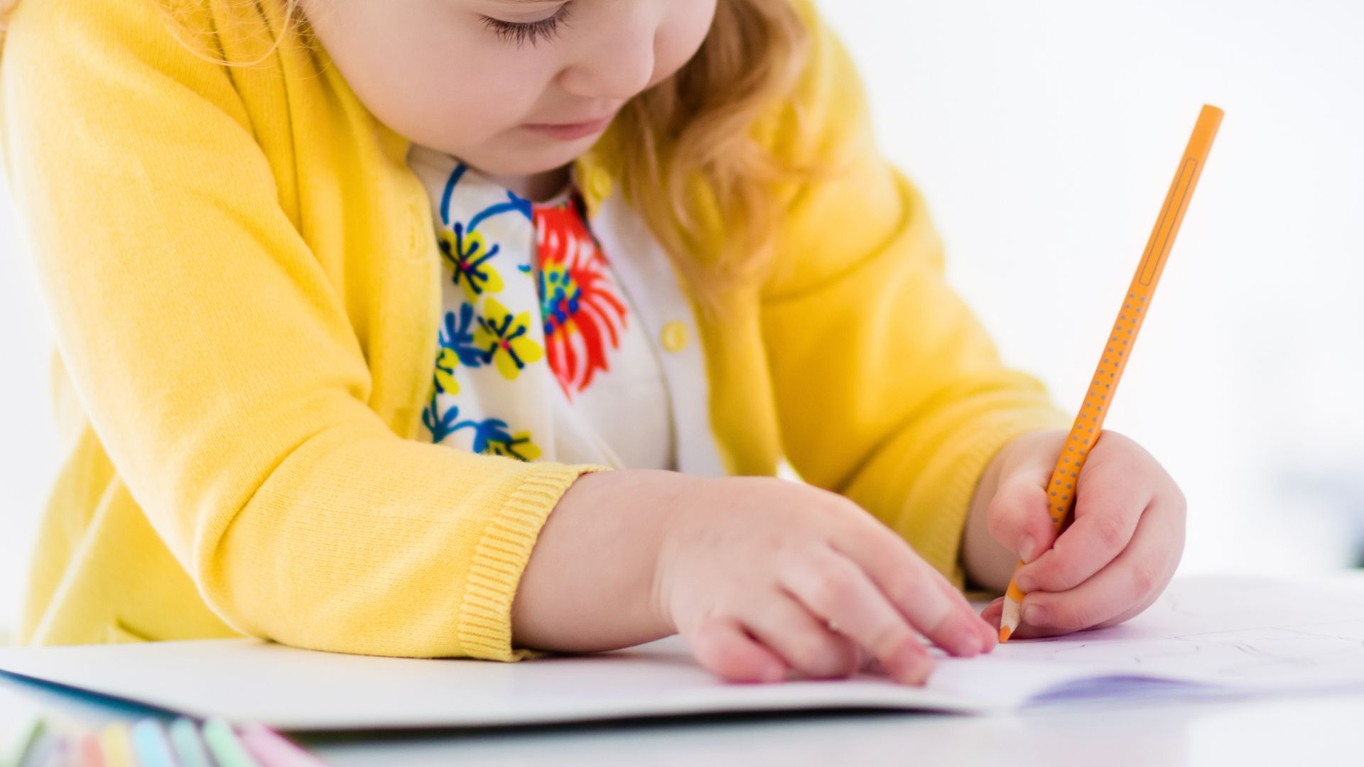 Crian&ccedil;a pintando e escrevendo