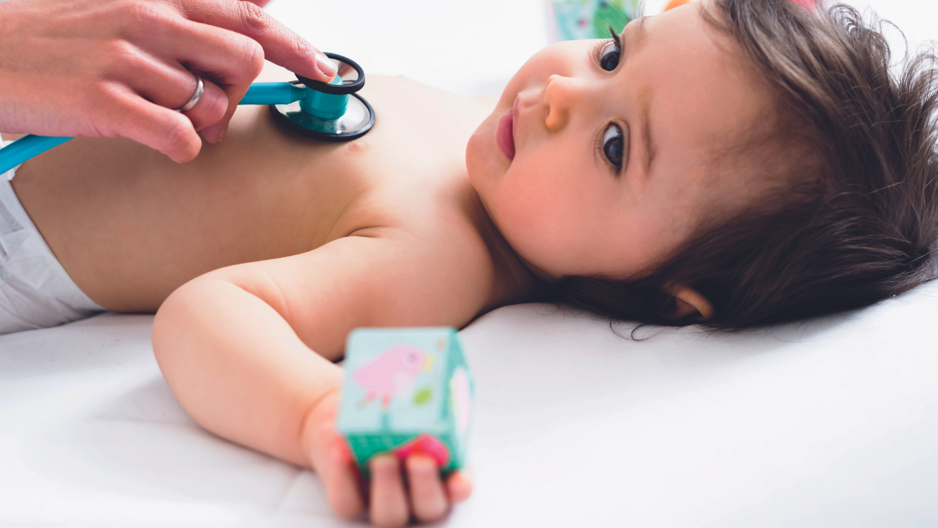 Beb&ecirc; sendo examinado