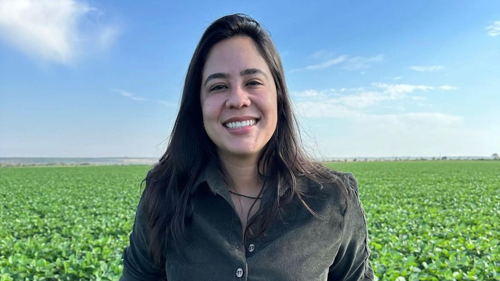 Mulher pousando em campo