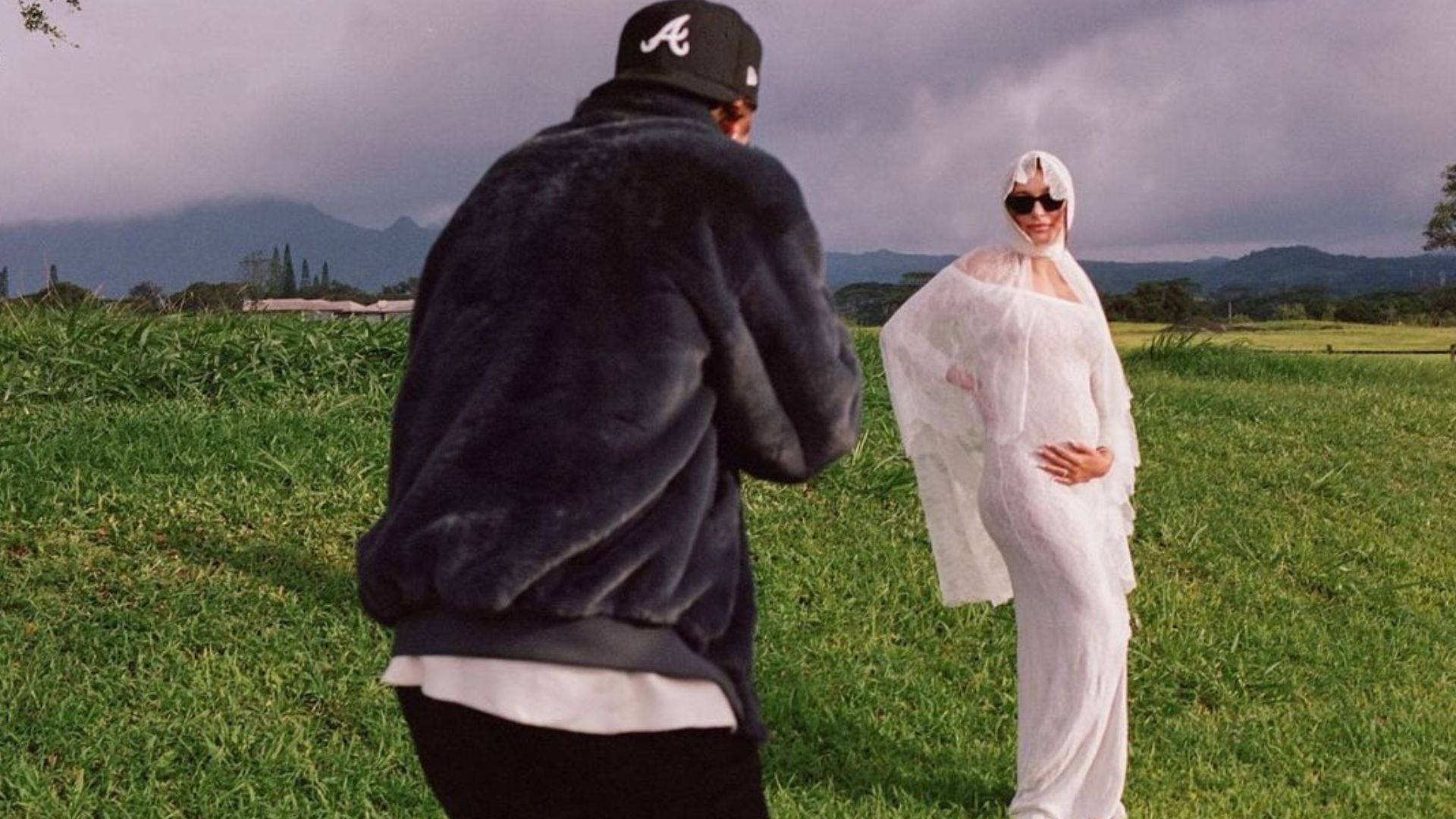 Justin Bieber tirando foto de Hailey Bieber gr&aacute;vida