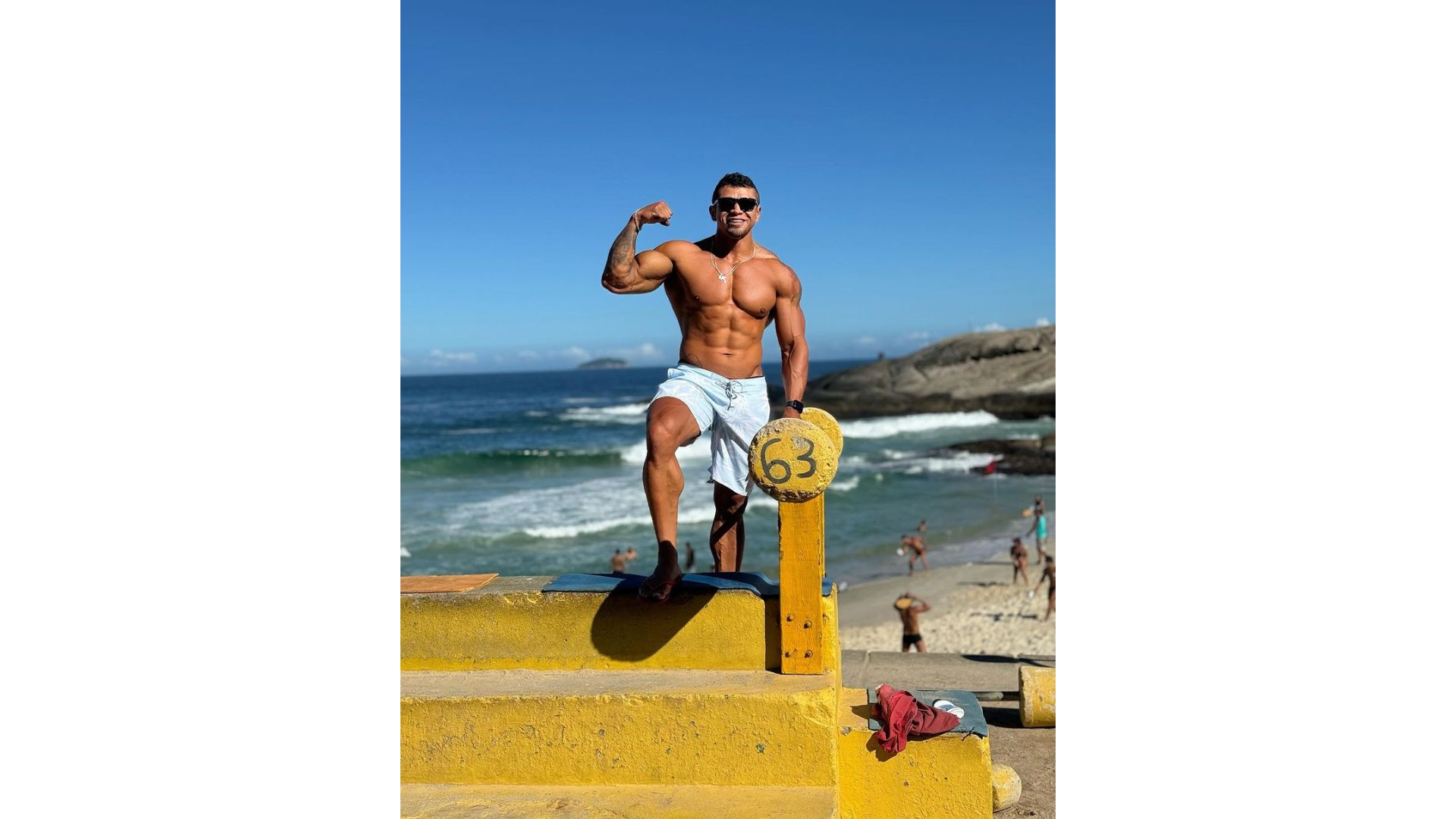 Homem musculoso na praia
