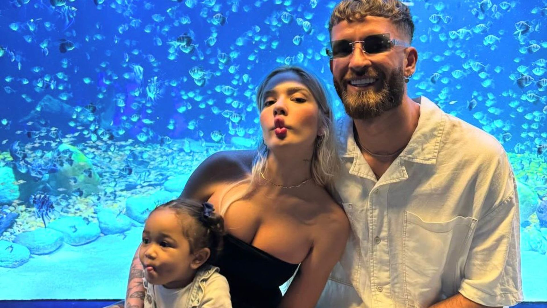 Karoline, namorado e filha 