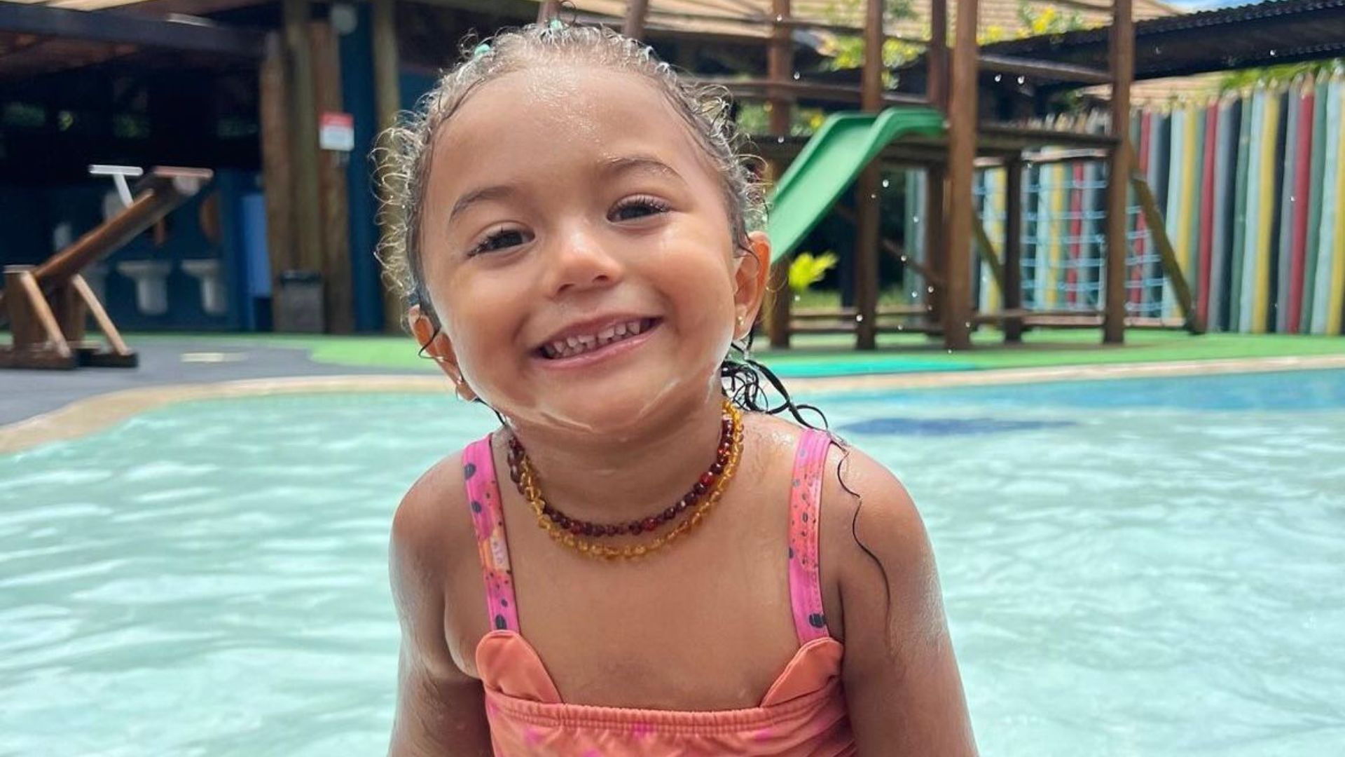 Crian&ccedil;a sorrindo