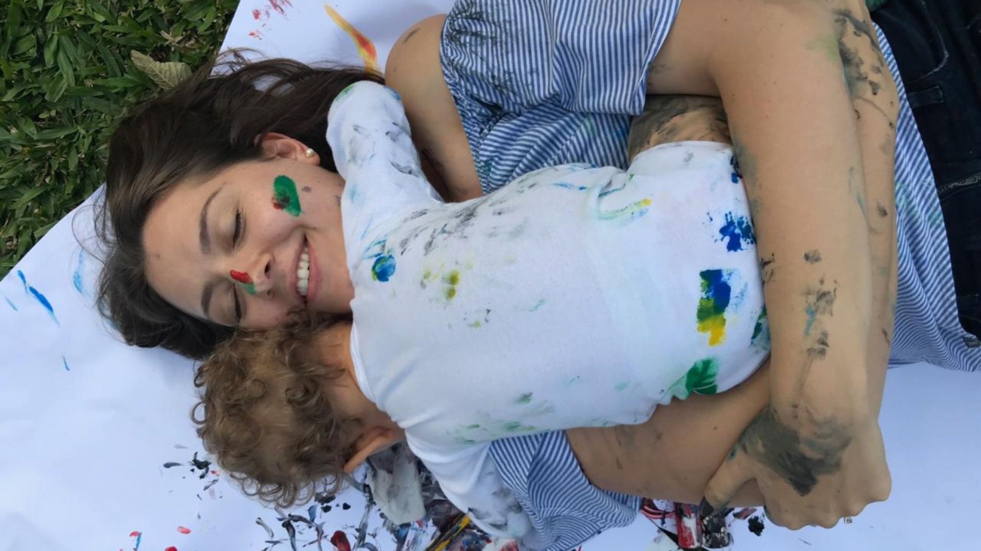 M&atilde;e abra&ccedil;ando filho