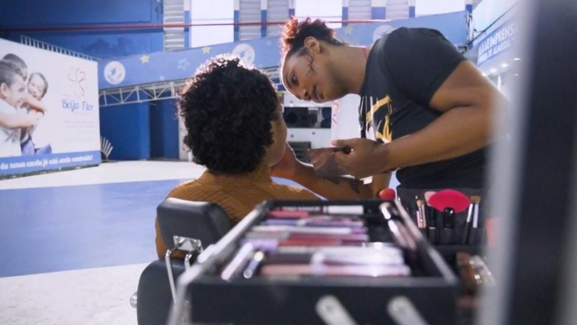 Hoje Mayara &eacute; maquiadora