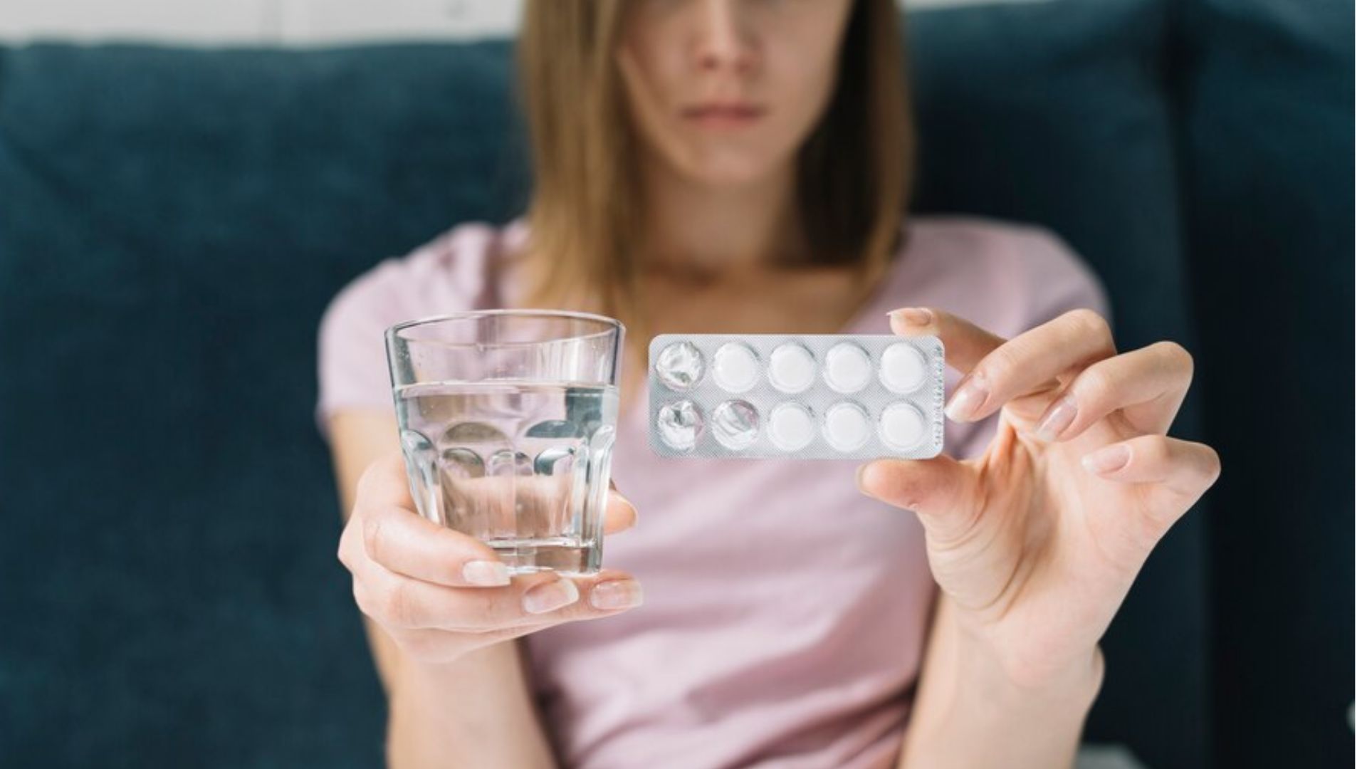 Mulher tomando remédios