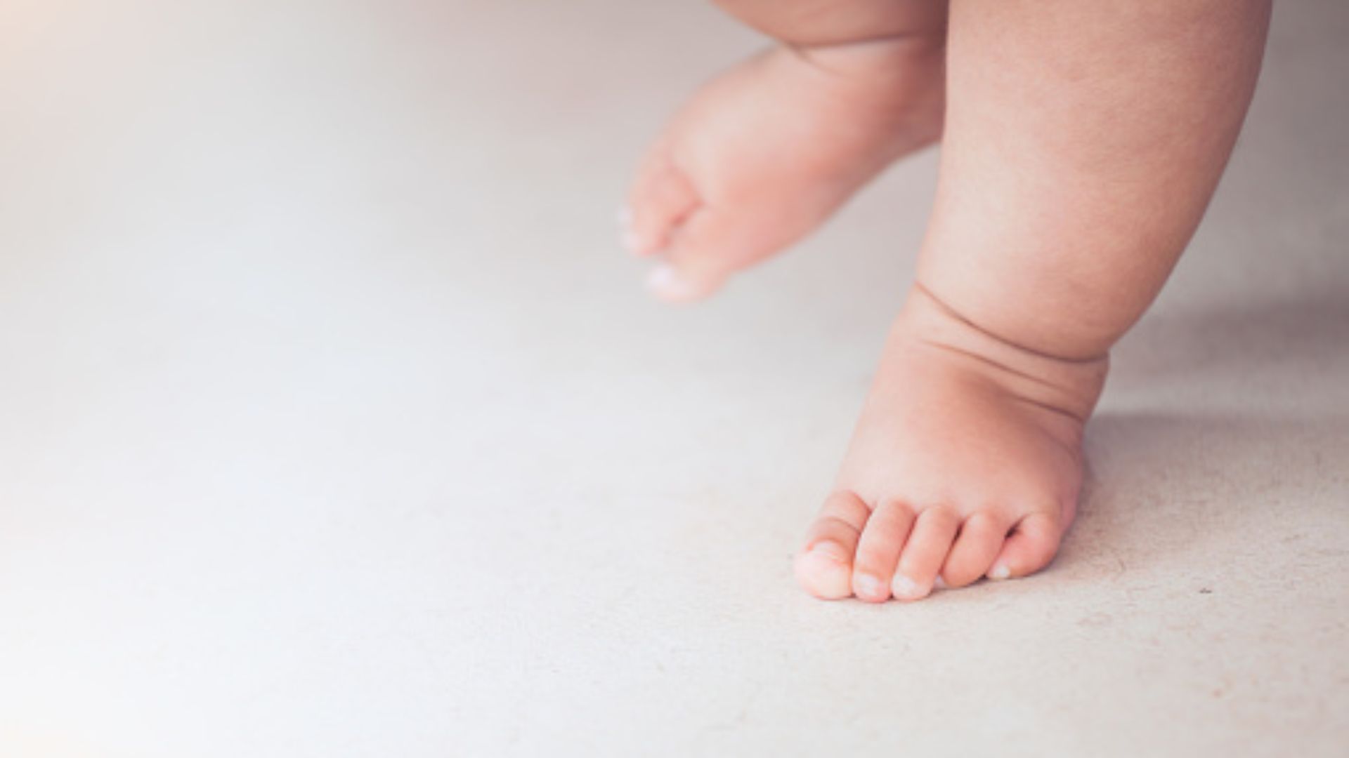 P&eacute;s de beb&ecirc; andando