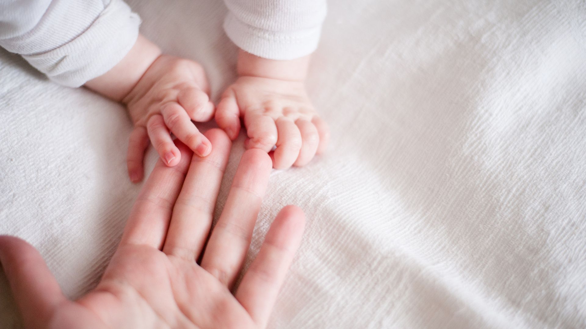 M&atilde;o da m&atilde;e e do beb&ecirc;