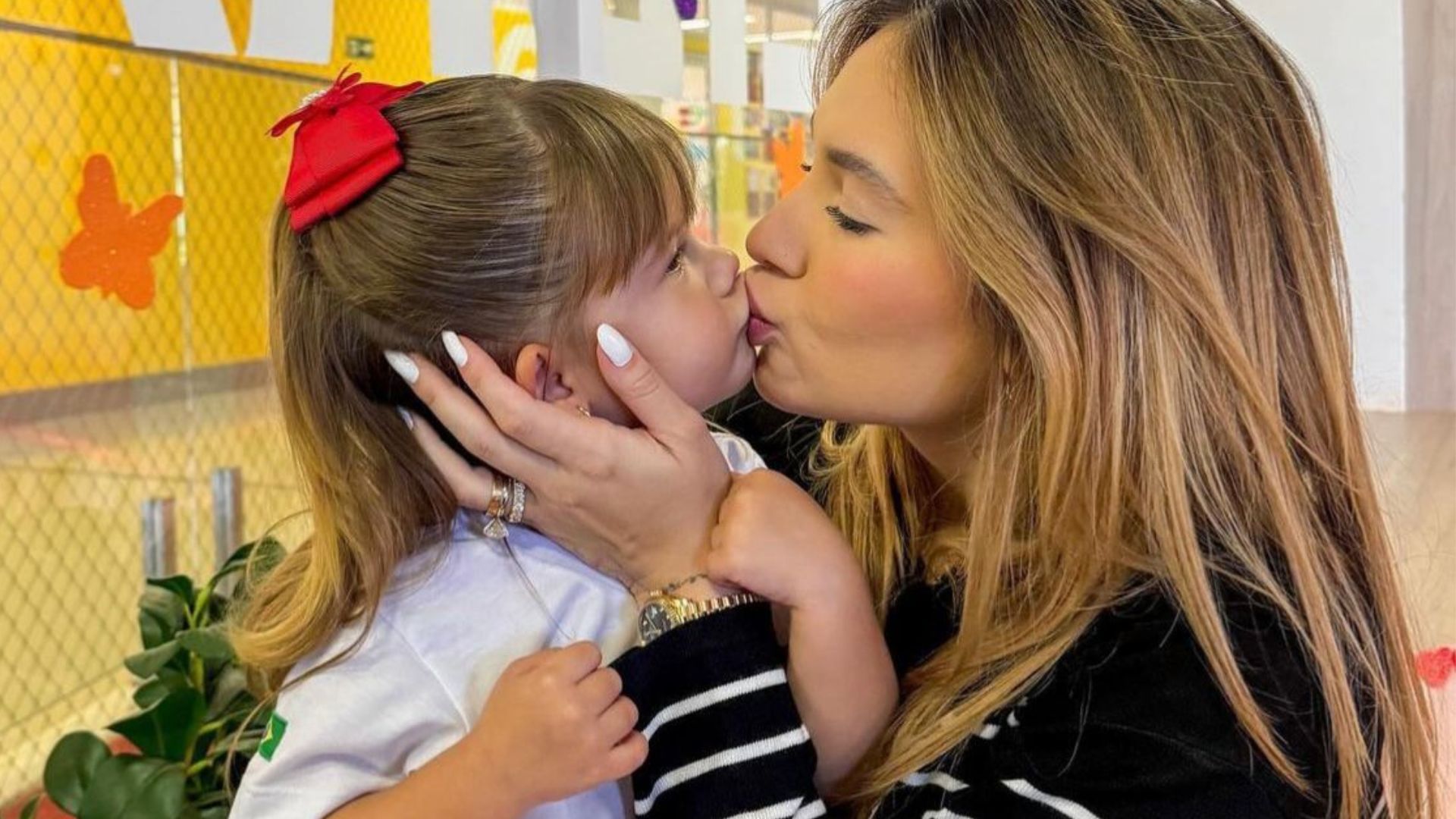 Virginia beijando filha na boca