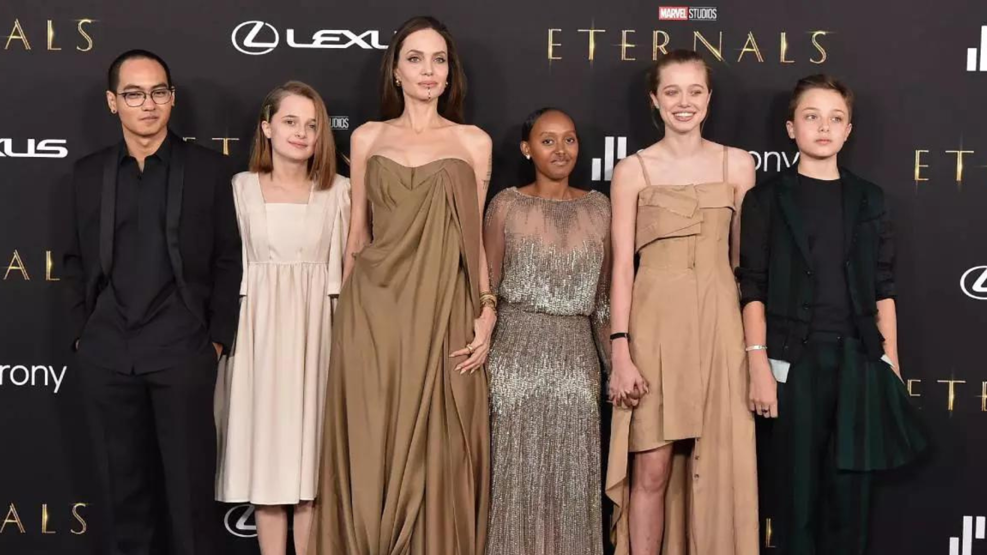 Angelina Jolie e filhos