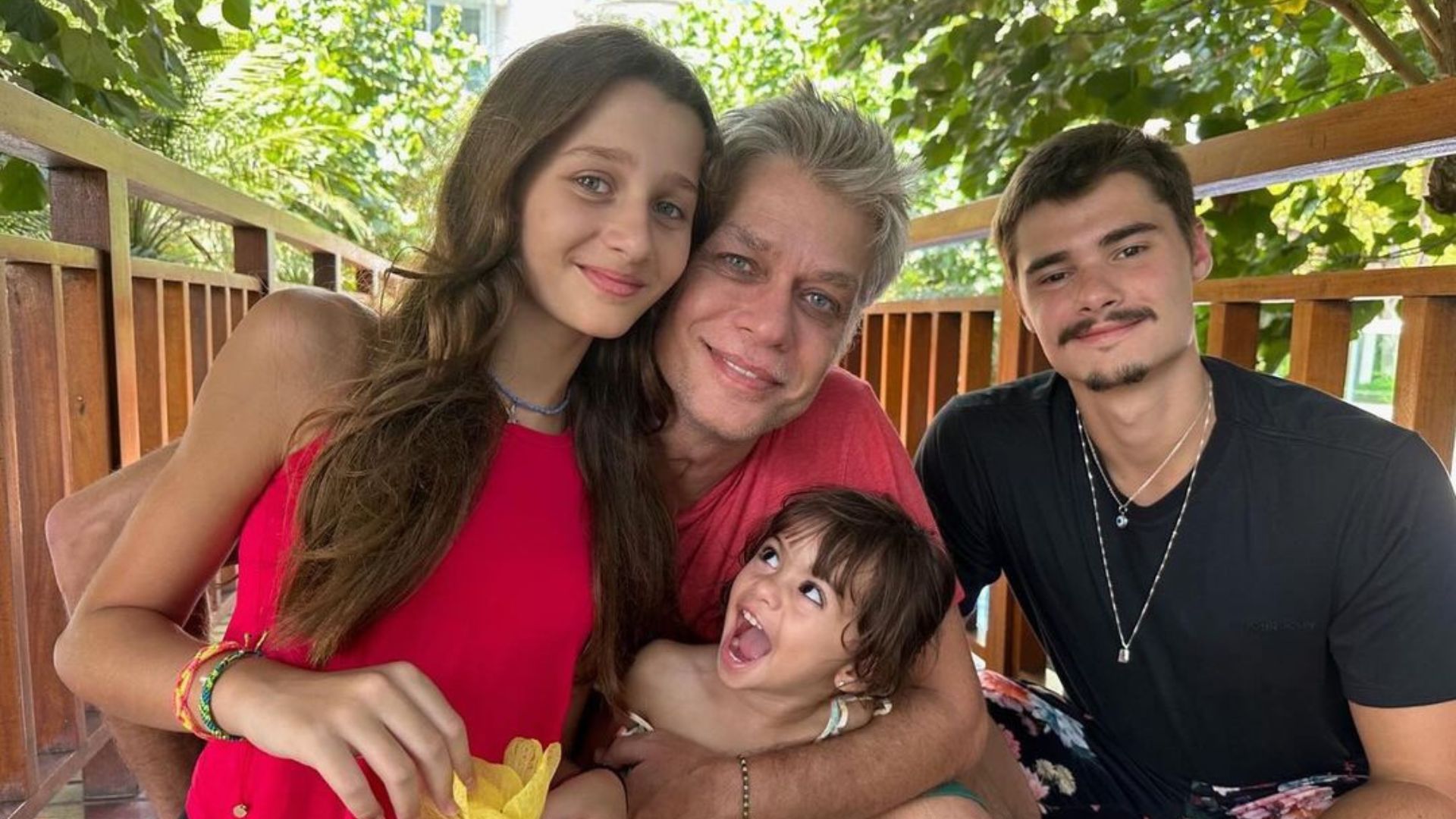 F&aacute;bio Assun&ccedil;&atilde;o com os tr&ecirc;s filhos