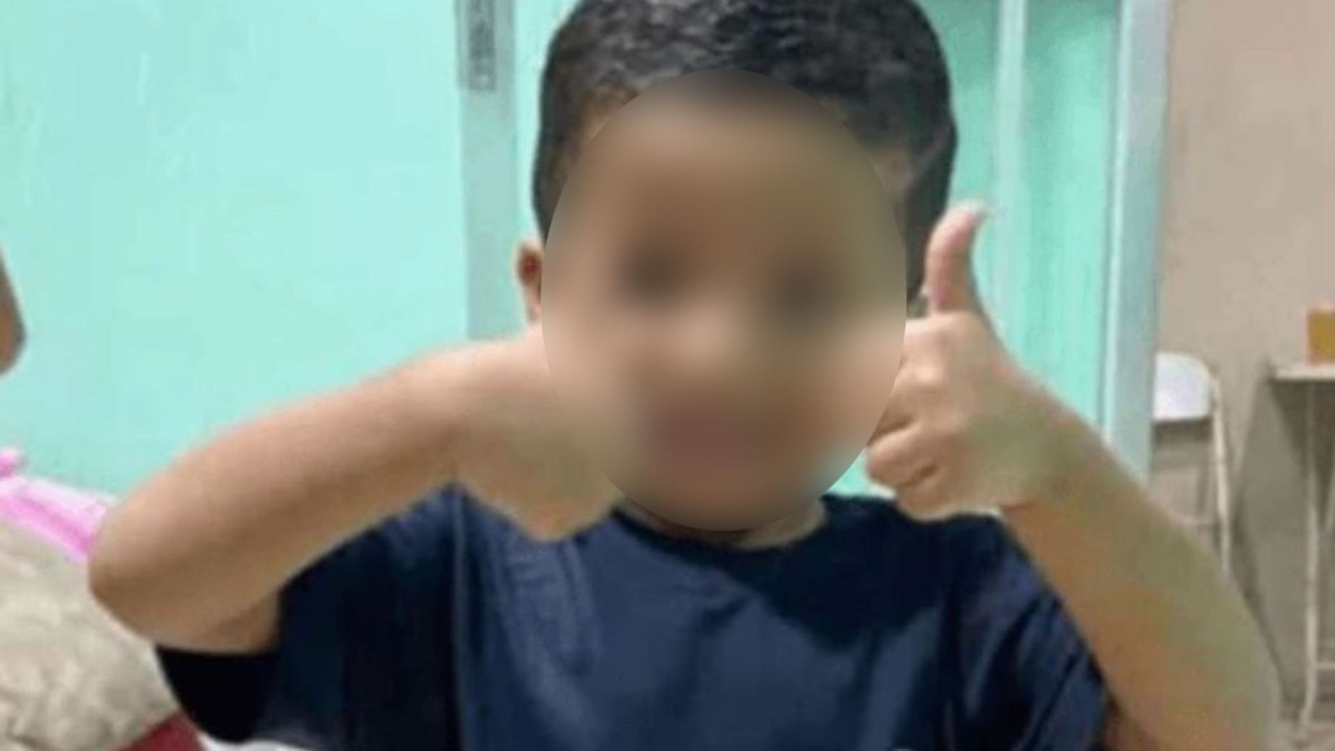 Crian&ccedil;a fazendo um joinha com as m&atilde;os