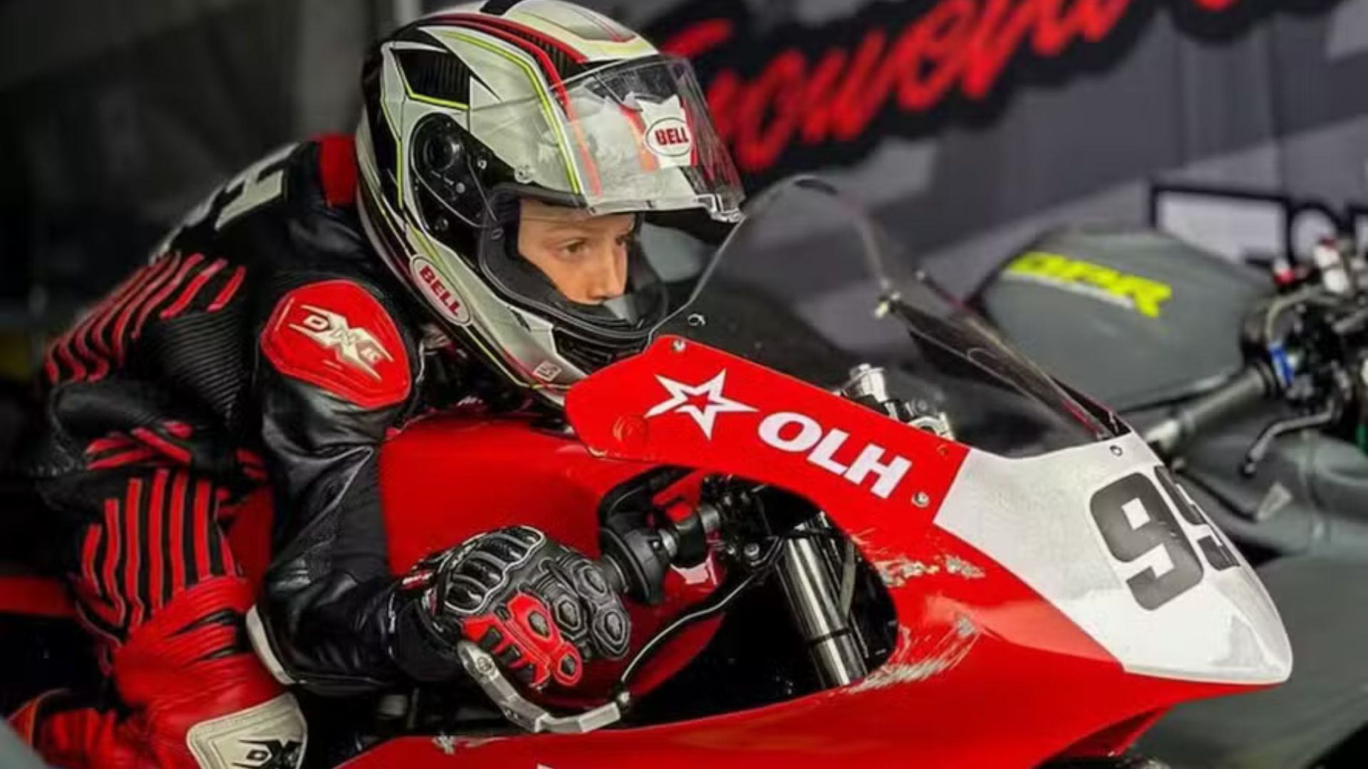 Menino pilotando uma moto