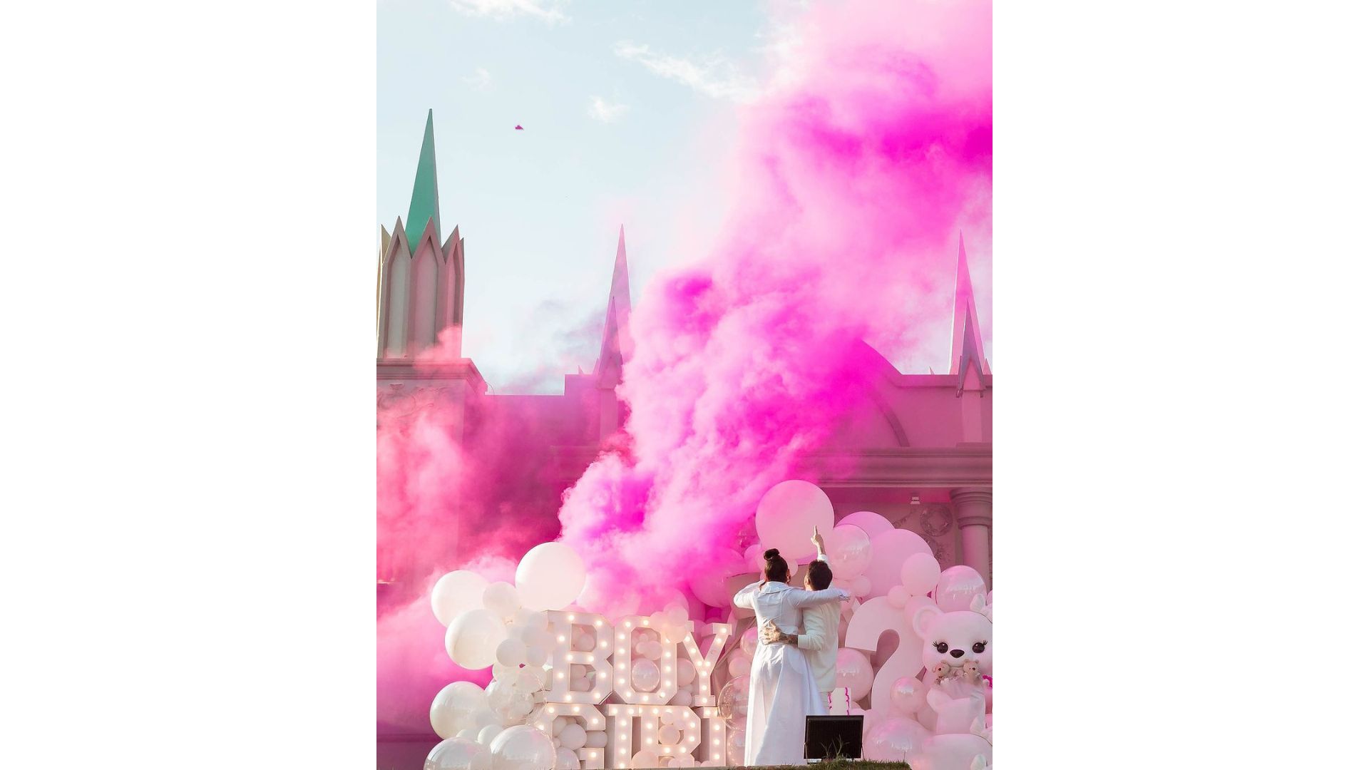 Casal abra&ccedil;ado e nuvem de fuma&ccedil;a rosa atr&aacute;s