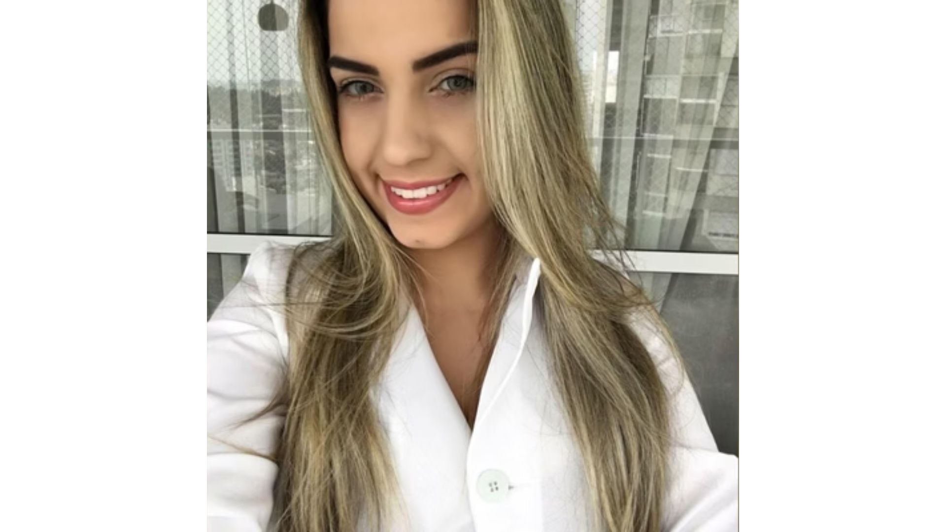 Mulher com luzes no cabelo e camisa branca