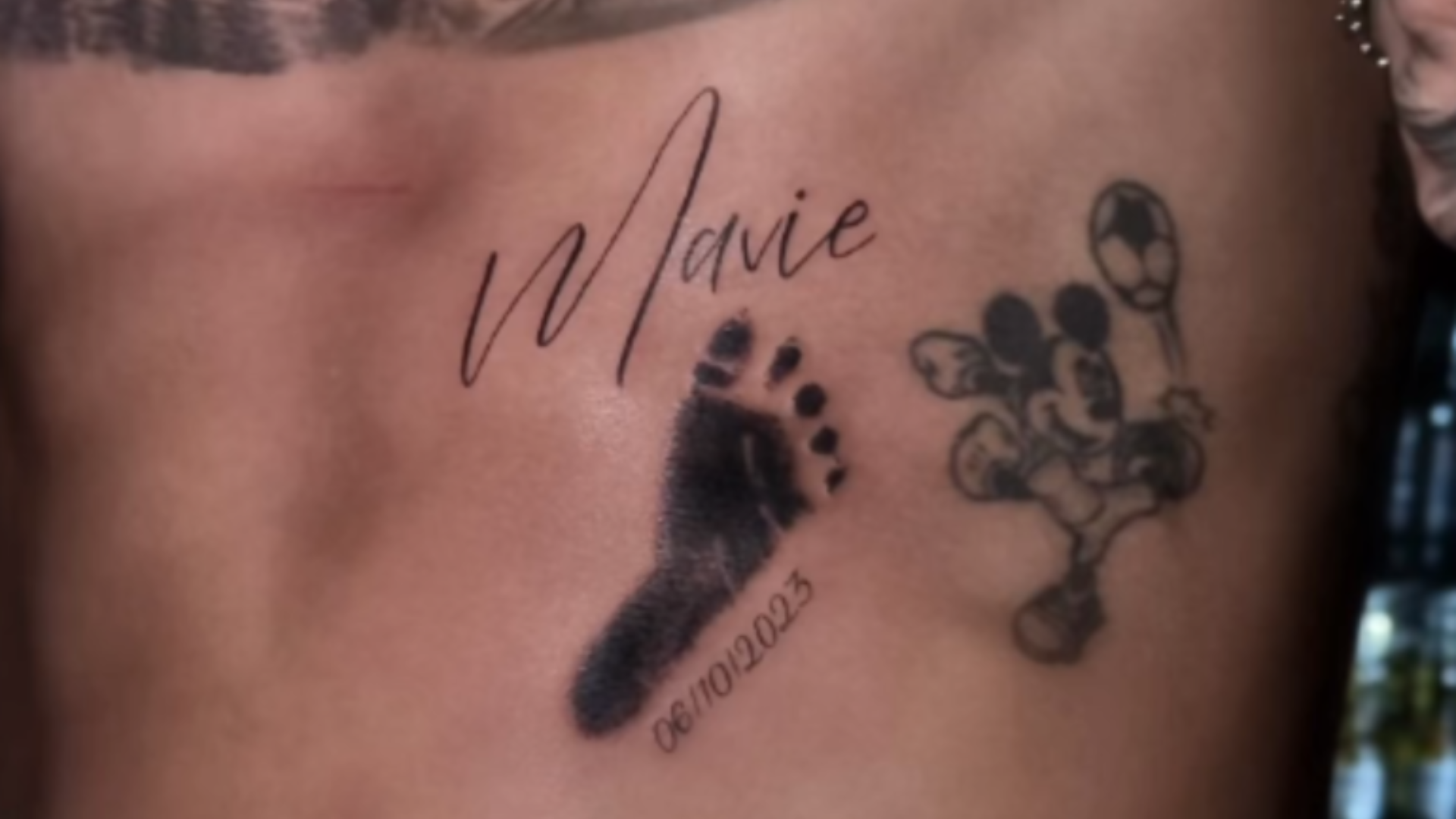 Neymar fazendo tatuagem