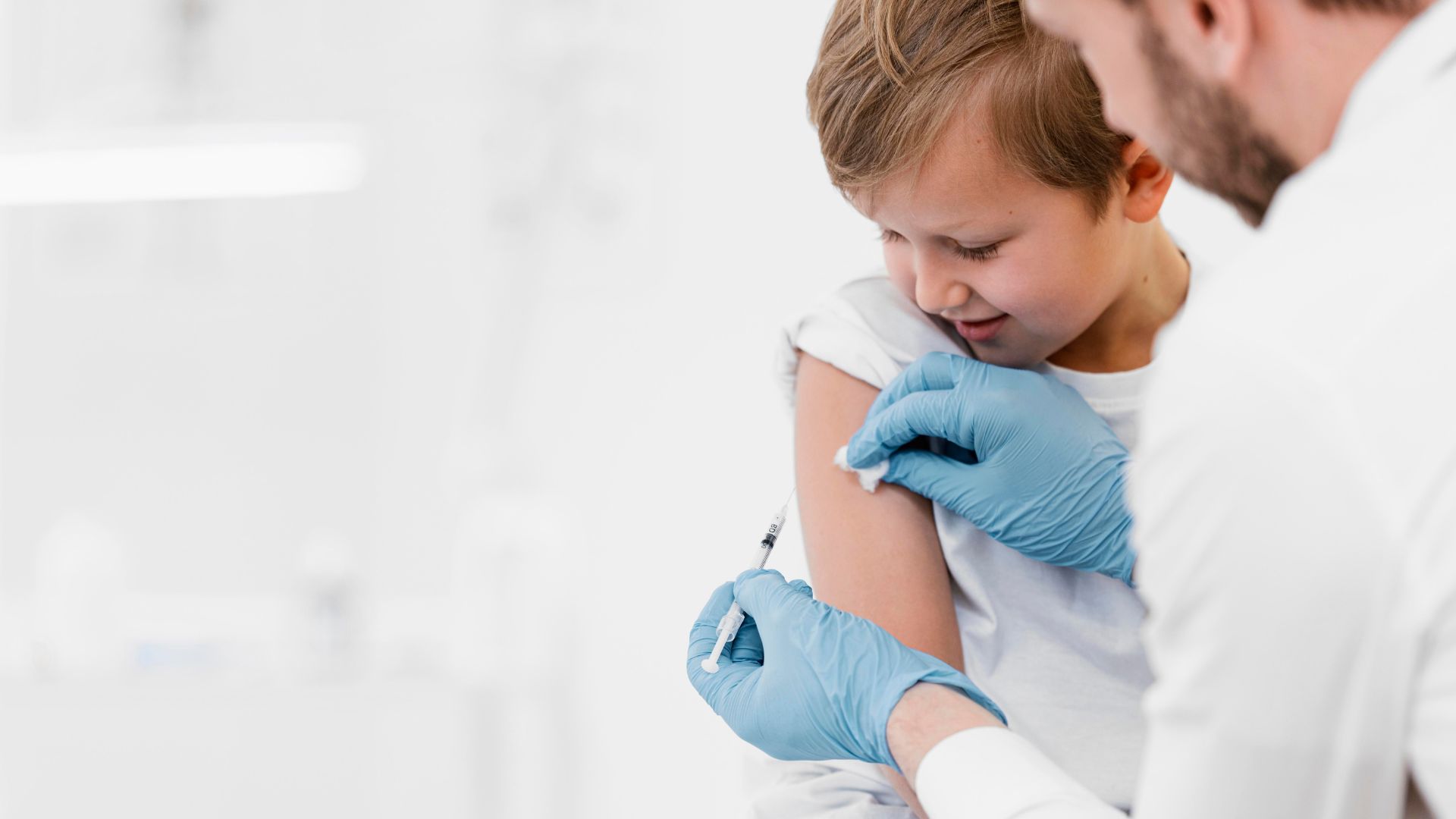 Crian&ccedil;a sendo vacinada