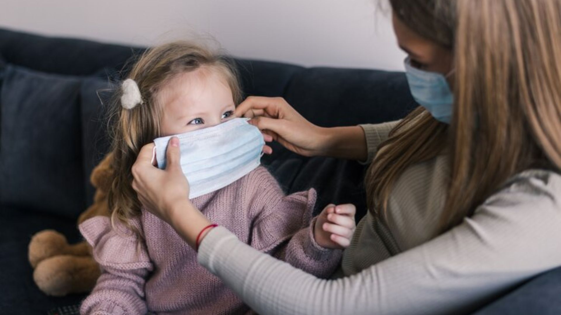 Crian&ccedil;a de m&aacute;scara