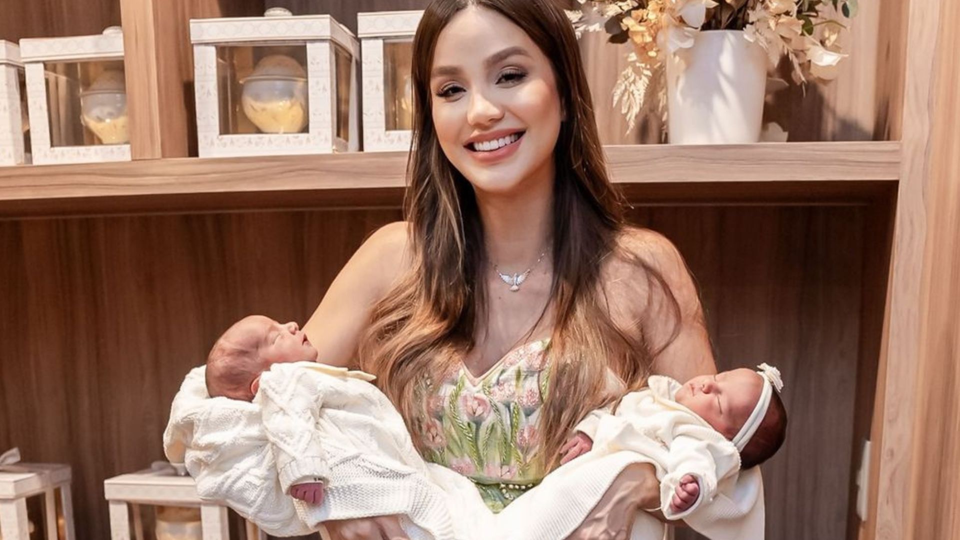 Mulher segurando dois beb&ecirc;s