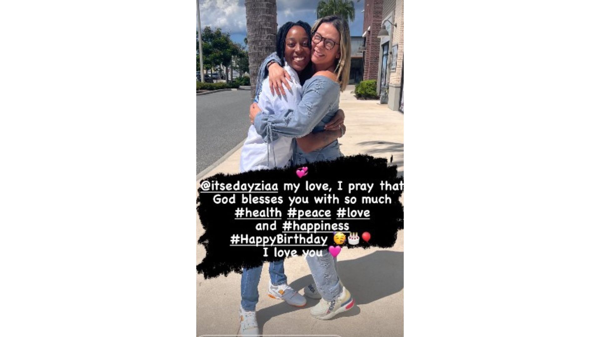 Mulheres se abra&ccedil;ando