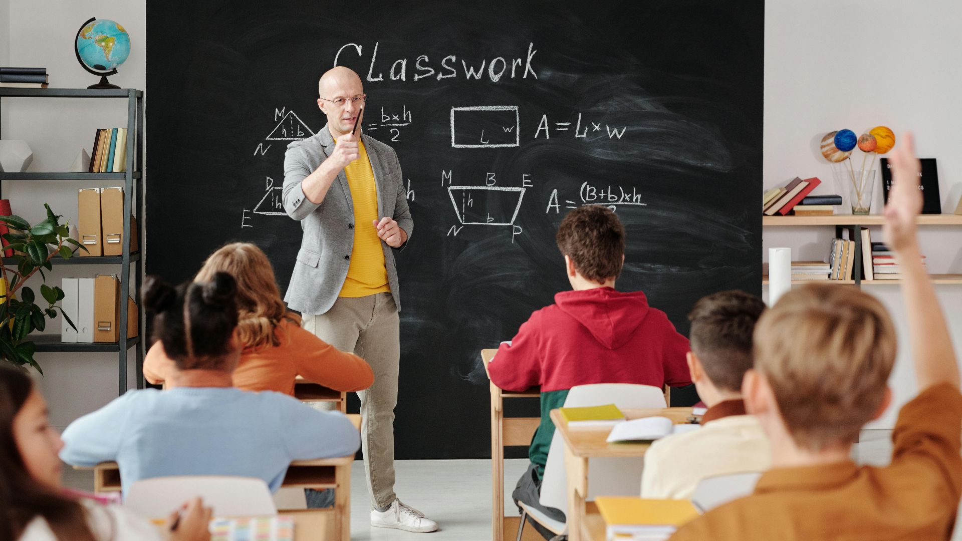 Crian&ccedil;as estudando