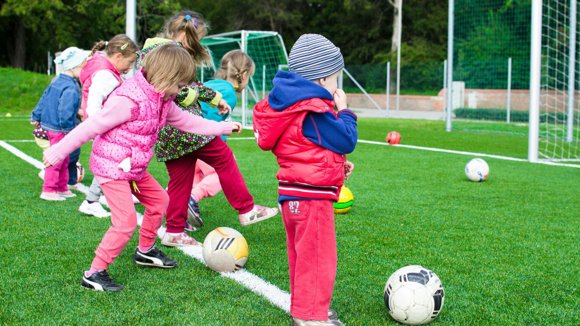 Crian&ccedil;as jogando