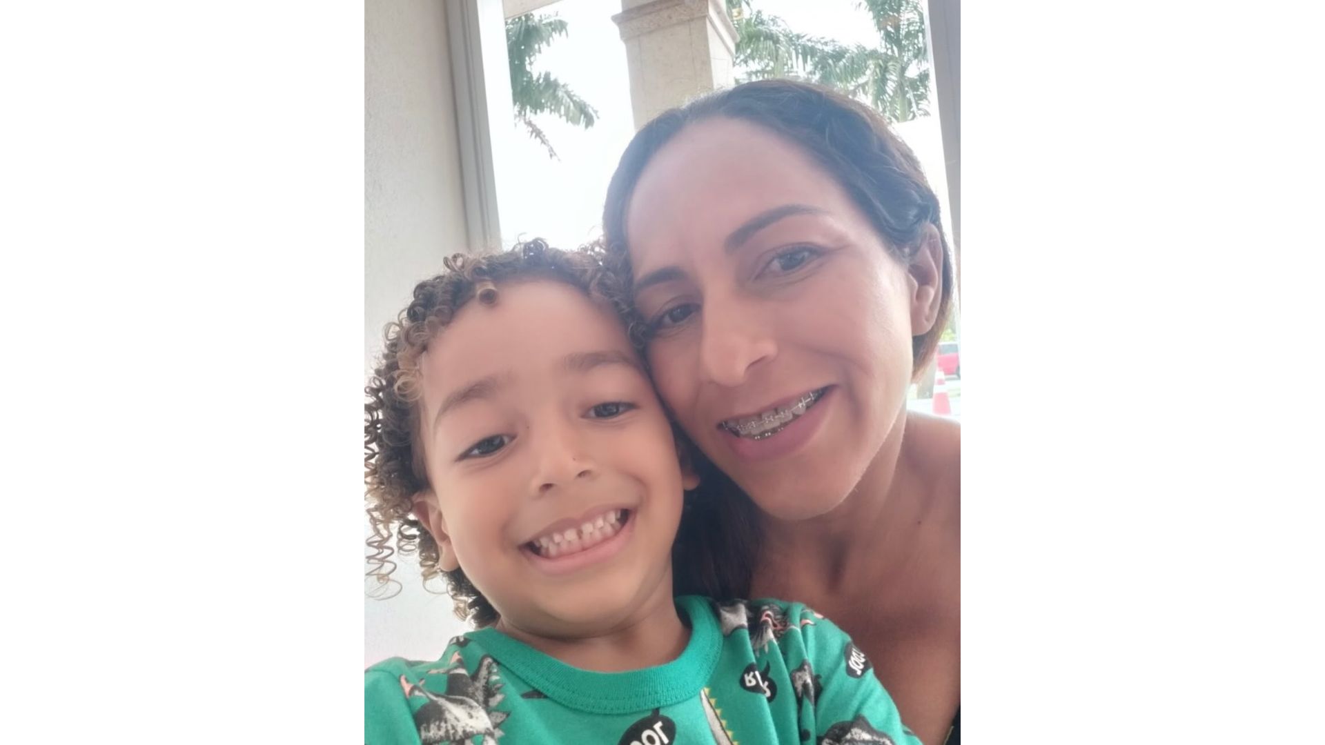 M&atilde;e e filho se abra&ccedil;ando