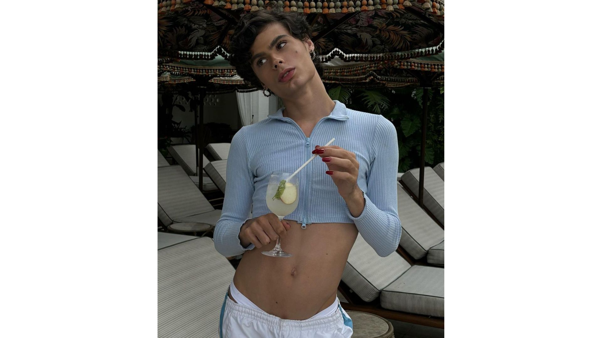 Menina de cropped e com uma bebida na mão