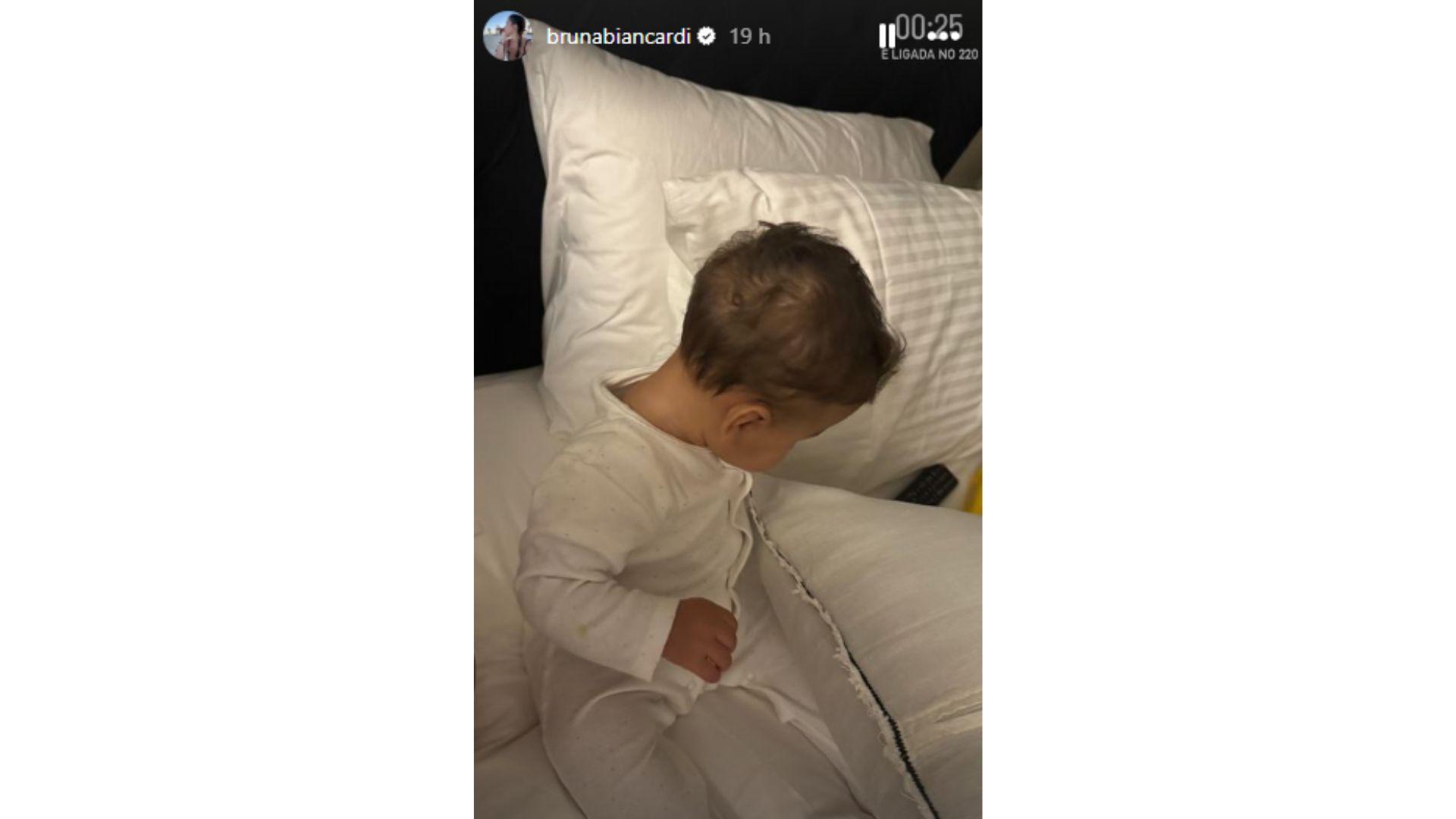 Beb&ecirc; sentado na cama