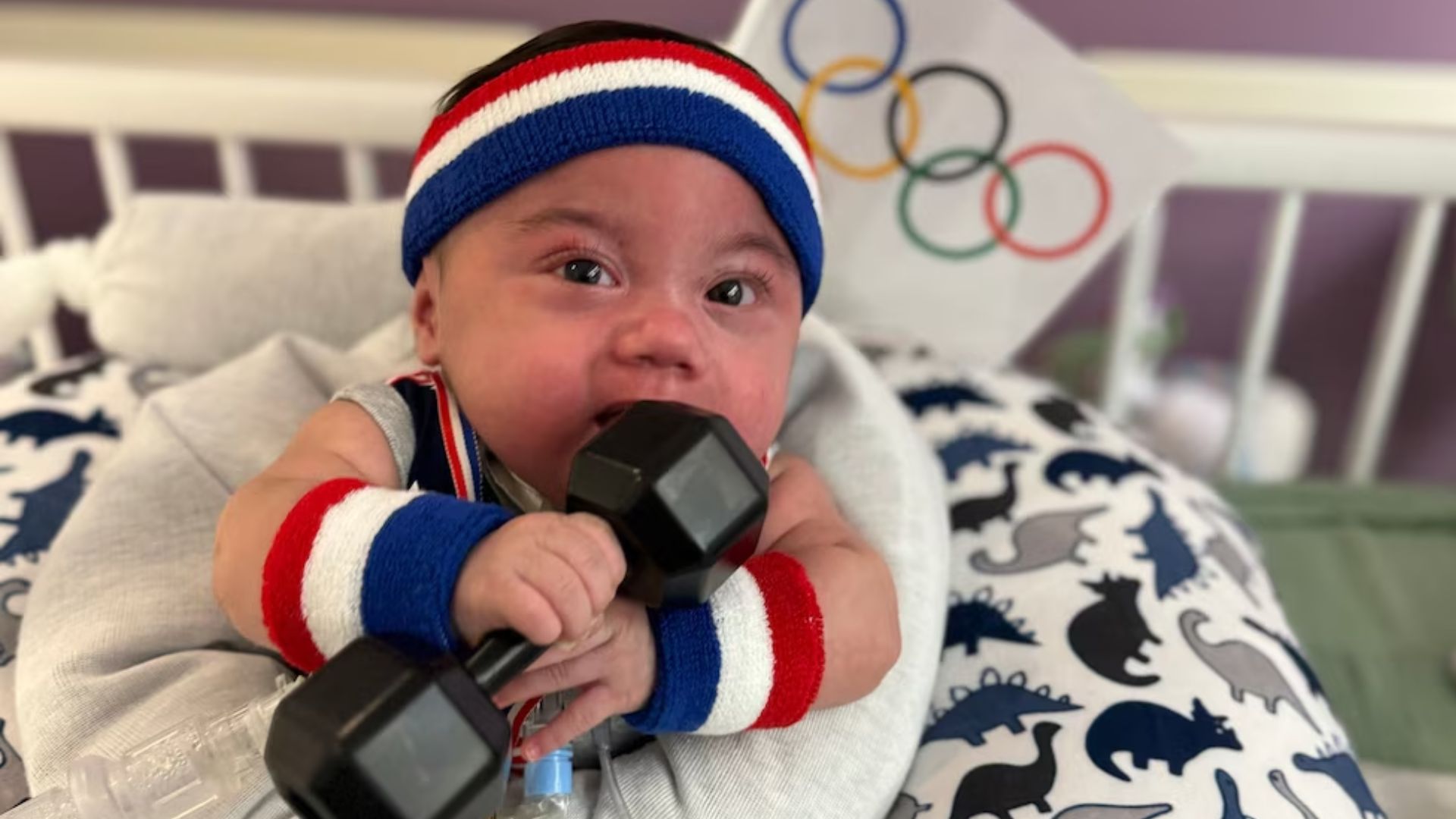 Beb&ecirc; segurando pesos