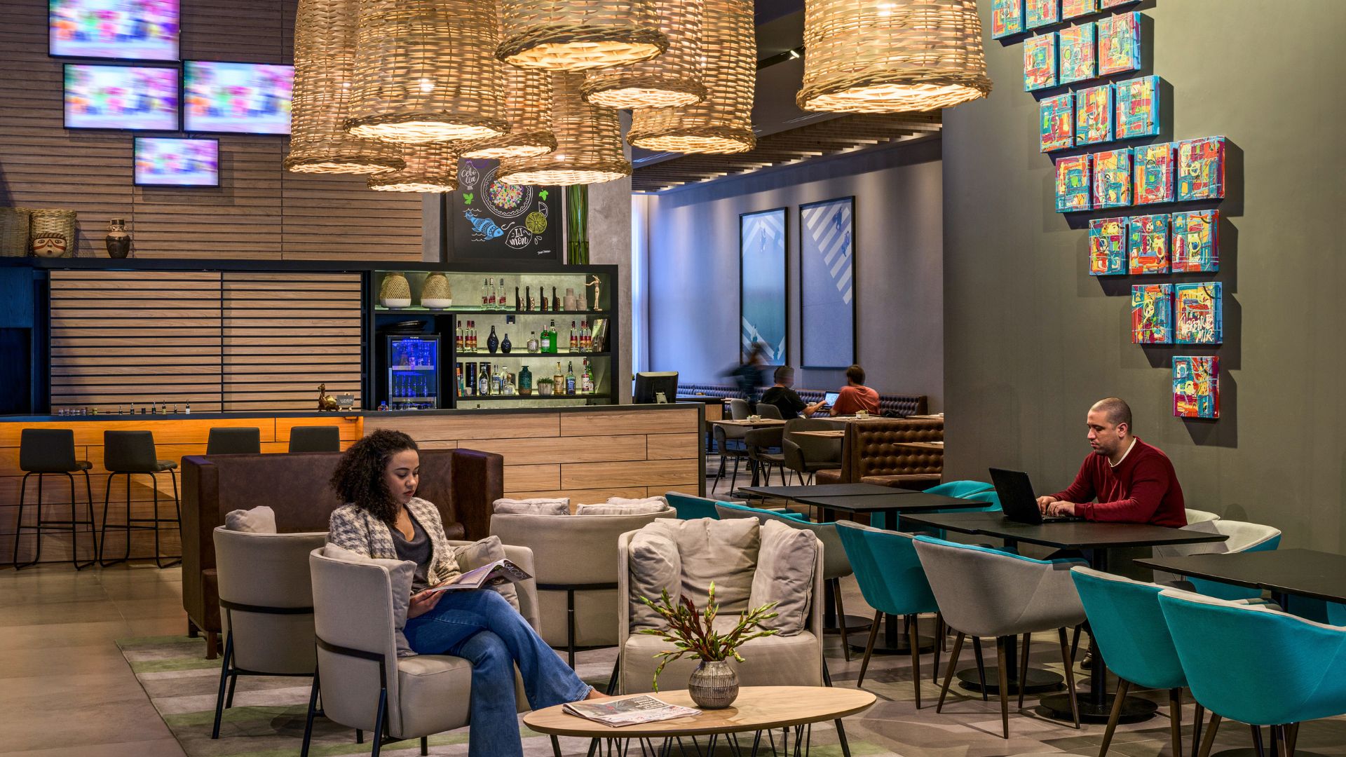 Espa&ccedil;o de lazer e coworking no Novotel Curitiba