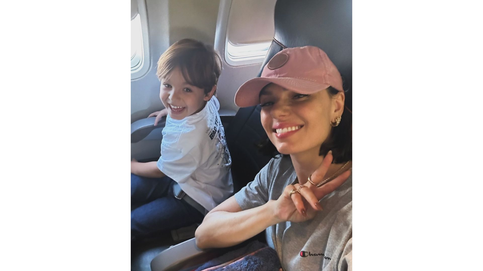 Isis Valverde e filho no avi&atilde;o