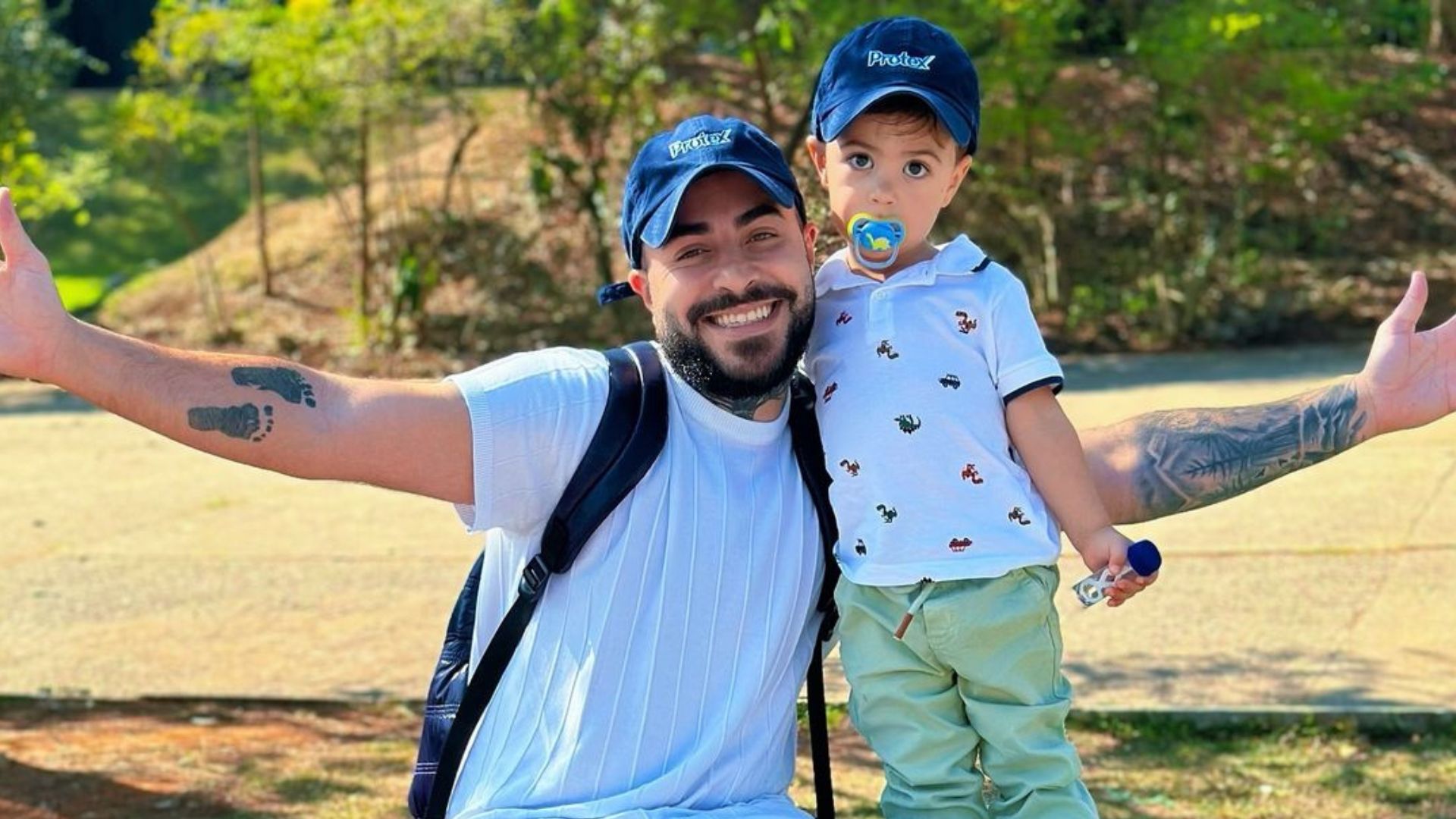 Pai e filho abra&ccedil;ados