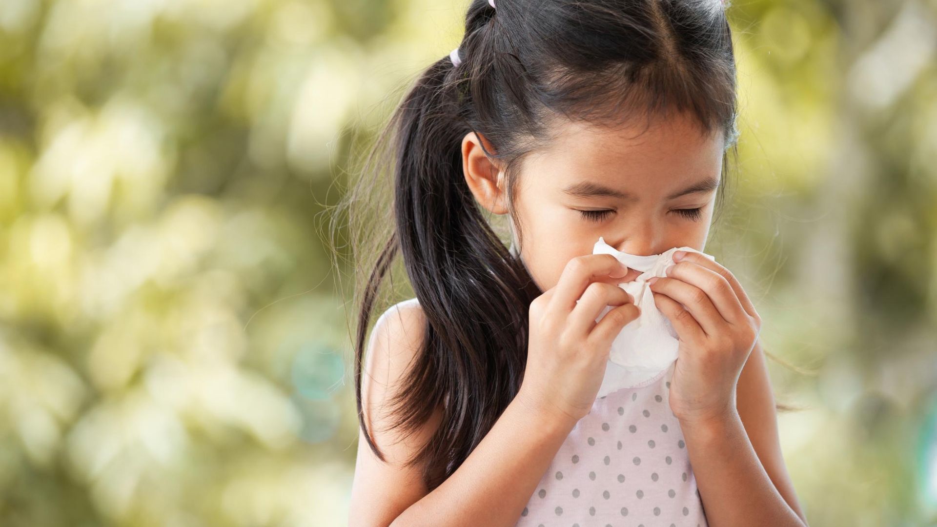 Crian&ccedil;a espirrando