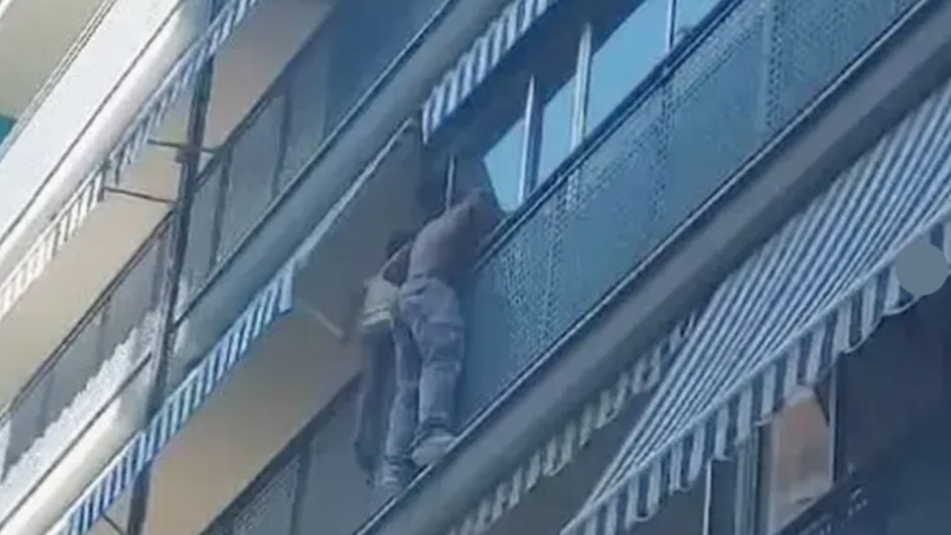 Brasileiro salvando a crian&ccedil;a