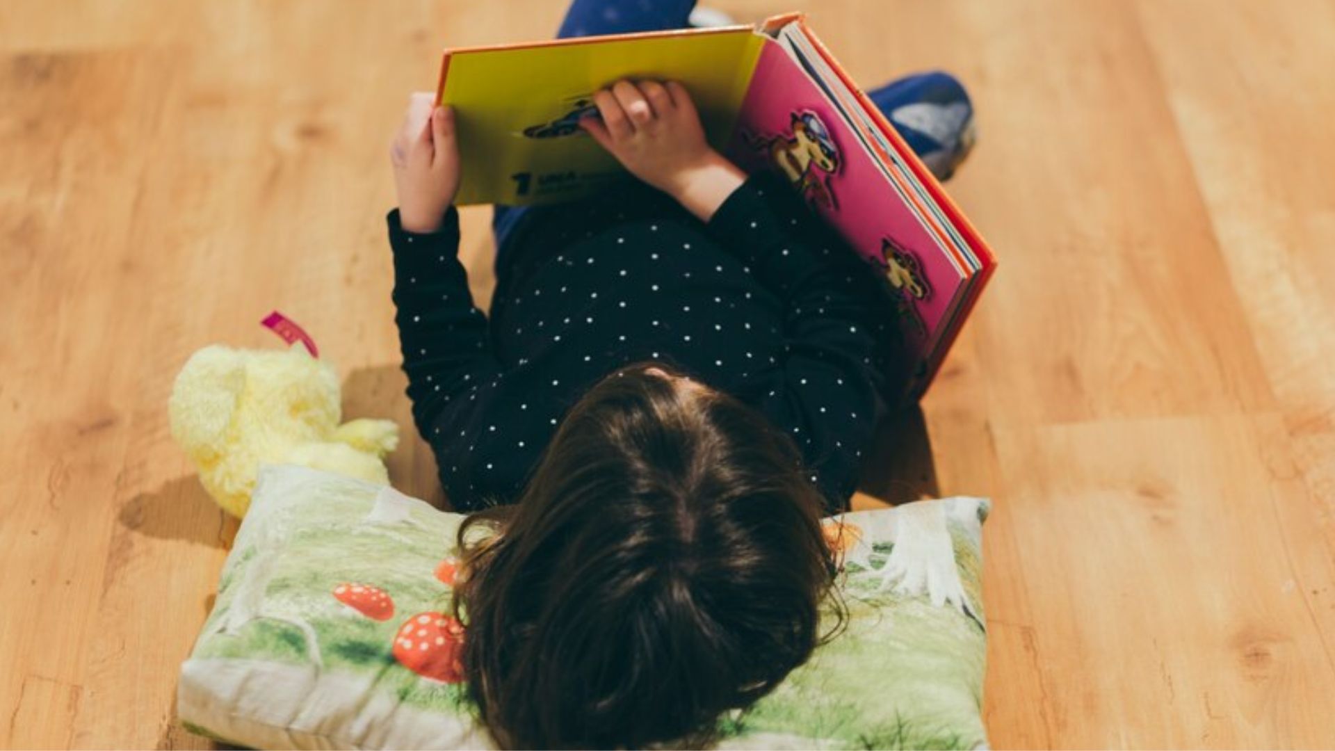 Crian&ccedil;a lendo 