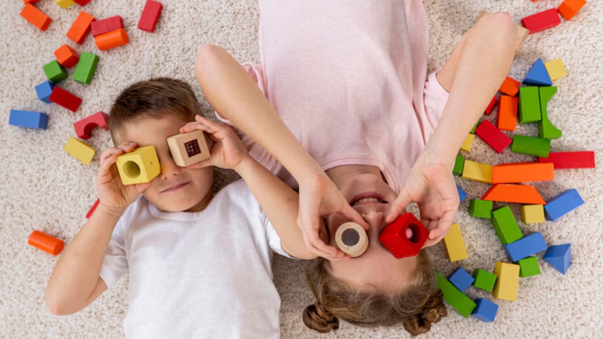 Crian&ccedil;as brincando