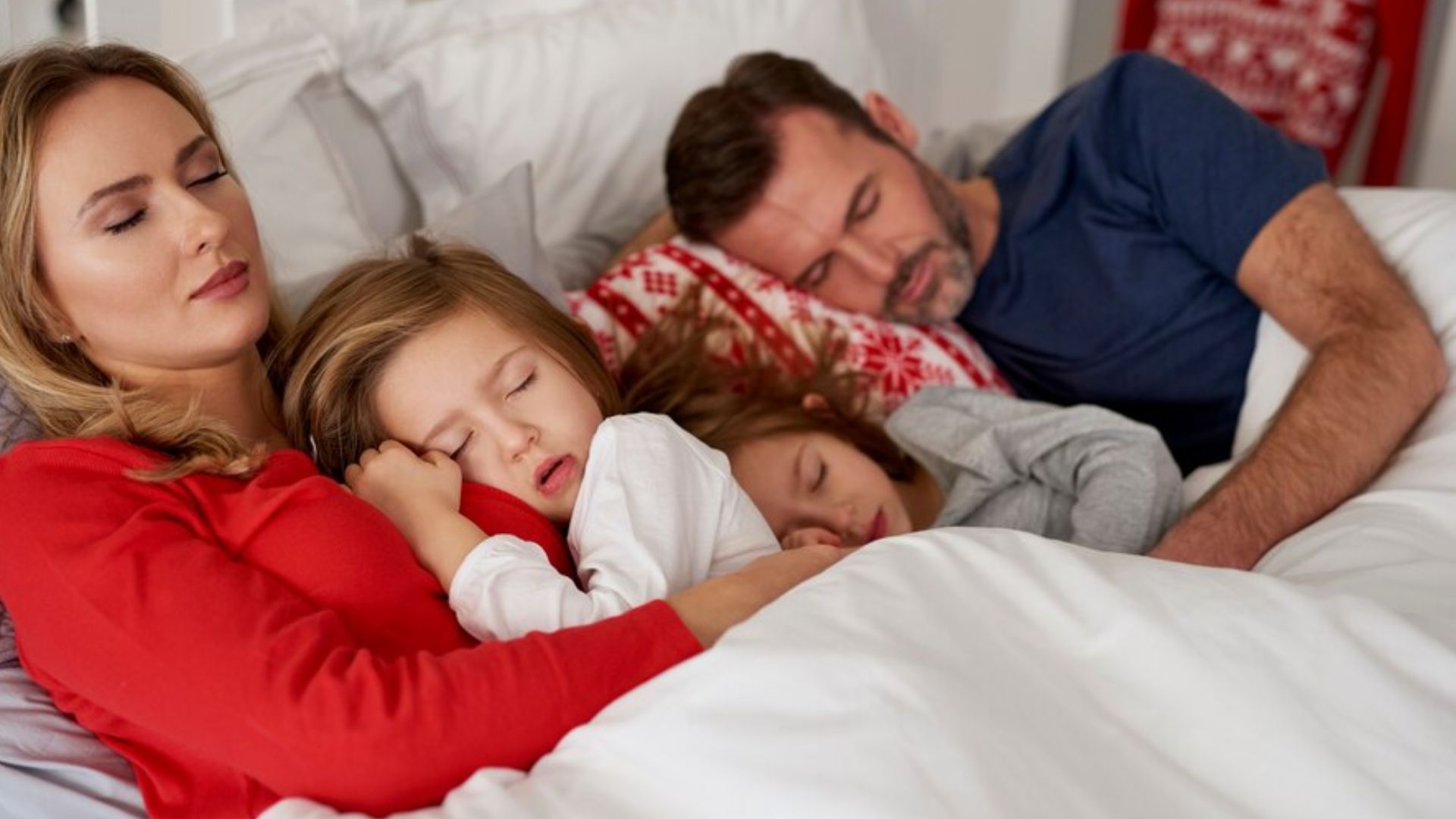 fma&iacute;lia dormindo na cama