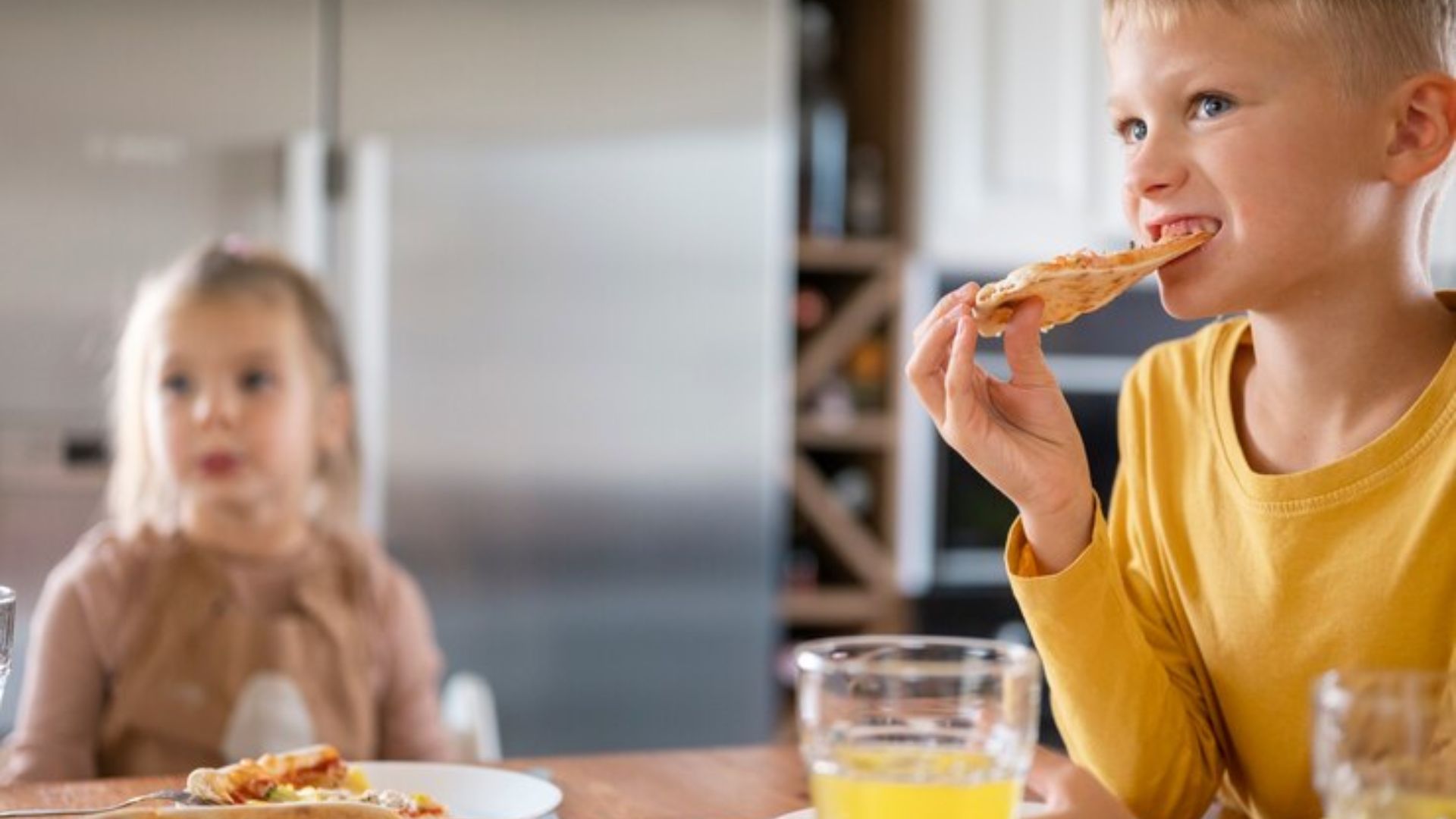 crian&ccedil;as comendo