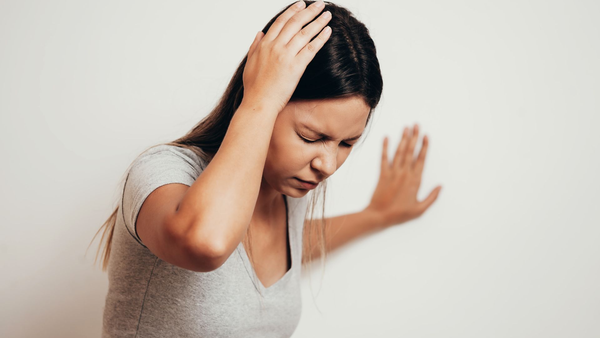 Mulher com dor de cabe&ccedil;a