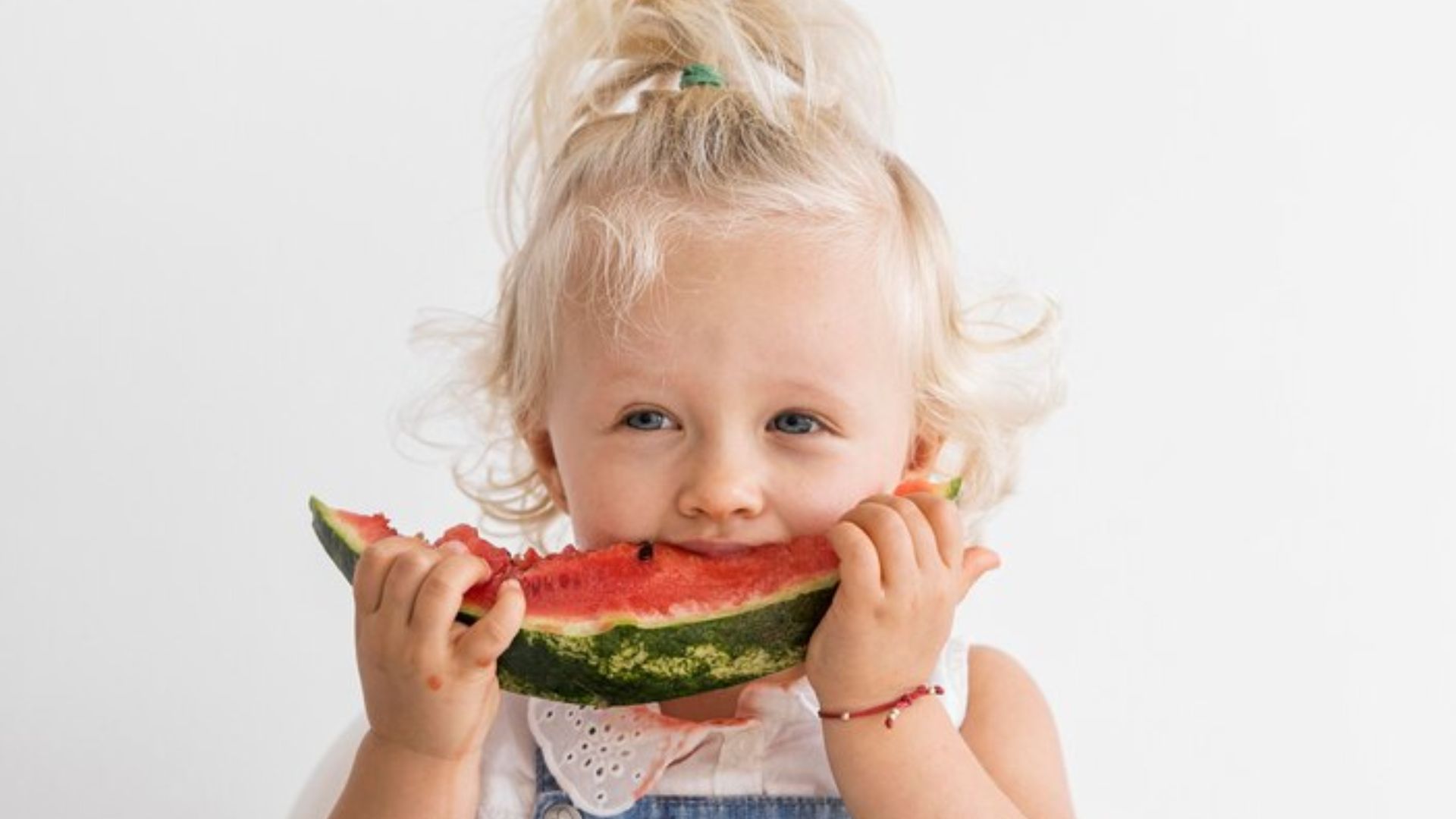 Crian&ccedil;a comendo