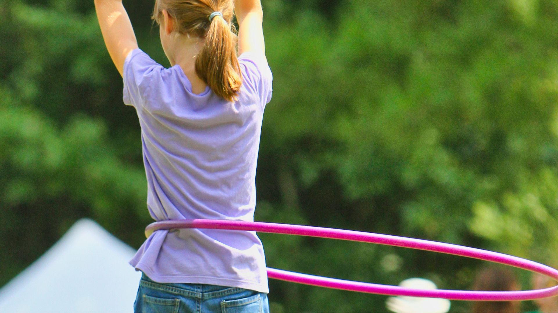 Crian&ccedil;a brincando