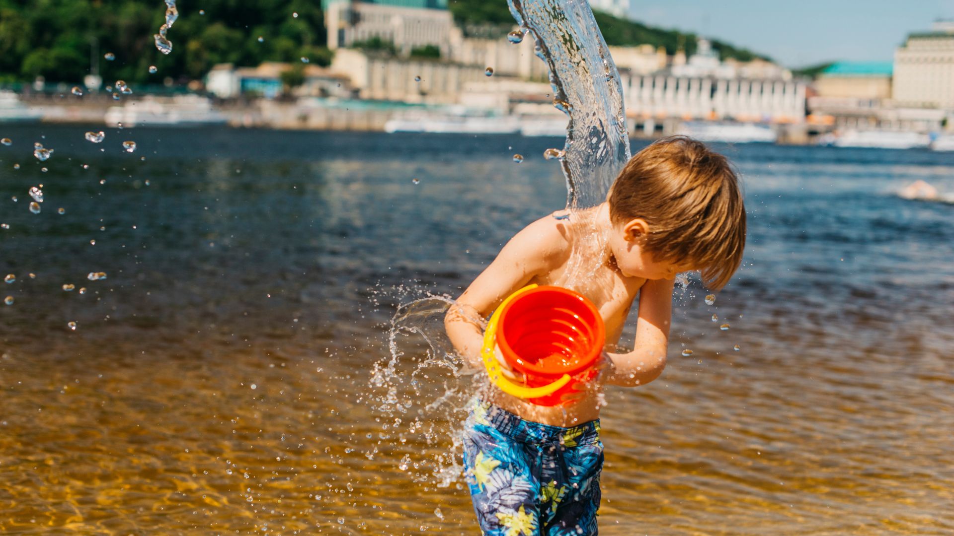 Crian&ccedil;a brincando