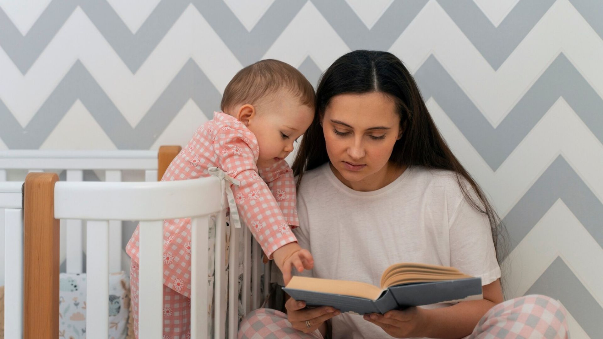 M&atilde;e lendo para a filha