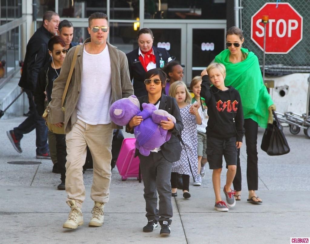 A família toda reunida, chegando no Aeroporto Internacional de Los Angeles