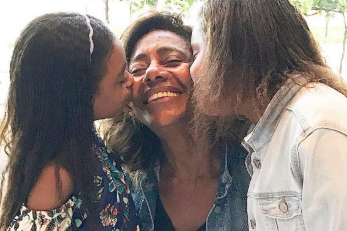 Laura e Maria são filhas de Gloria Maria 