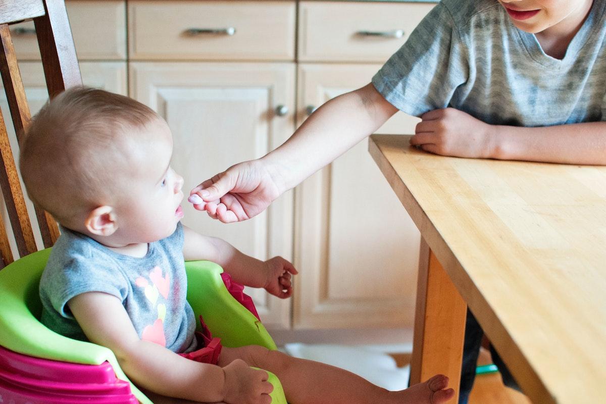 criança comendo em um cadeirão
