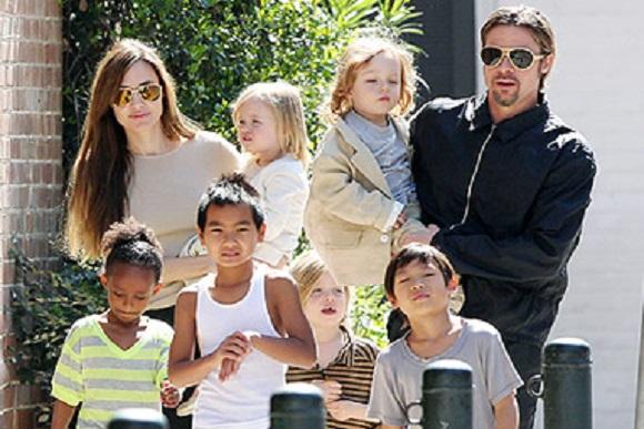 Angelina Jolie e Brad Pitt com os filhos