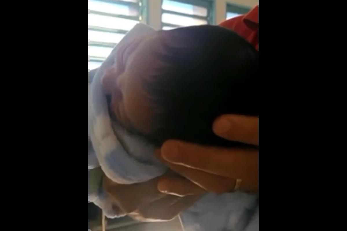 Bebê no colo do pai